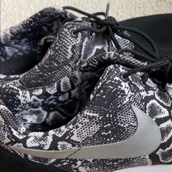 Nike roche patterned runners - Picture 4 of 5